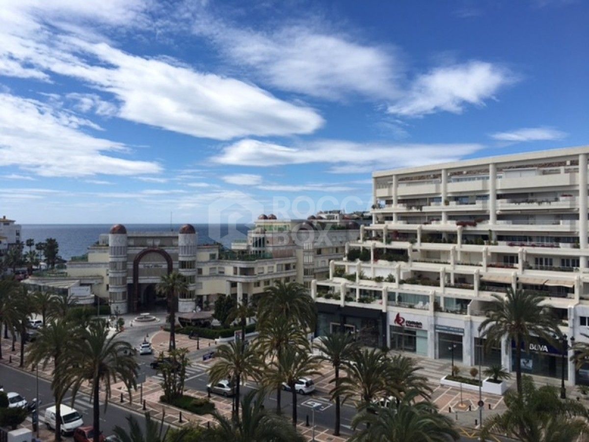 Stunning 3 bed penthouse apartment in Puerto Banus