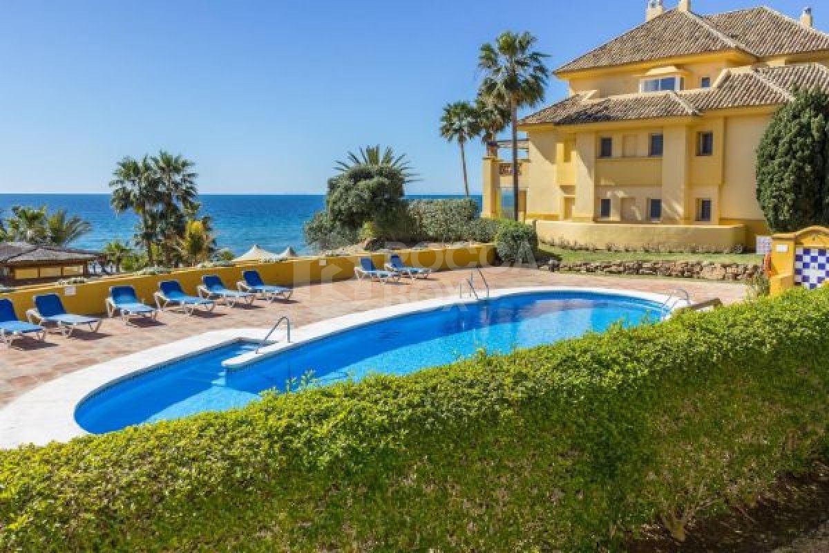 Three bedroom beachfront apartment for sale in Rio Real,Marbella.