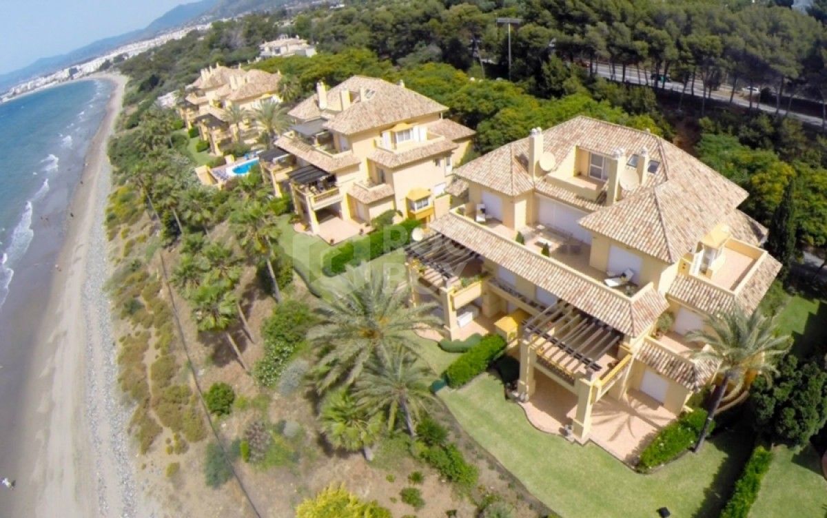 Three bedroom beachfront apartment for sale in Rio Real,Marbella.