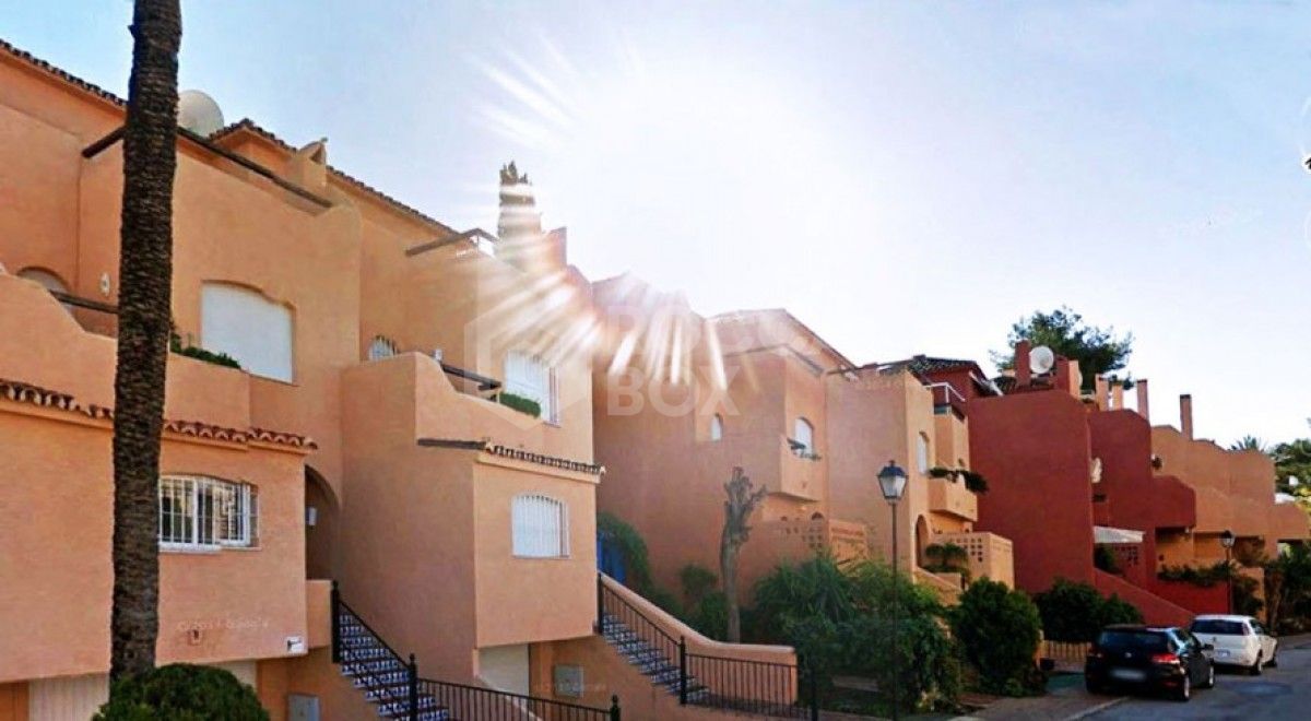 Fabulous townhouse in aloha Nueva Andalucia for sale