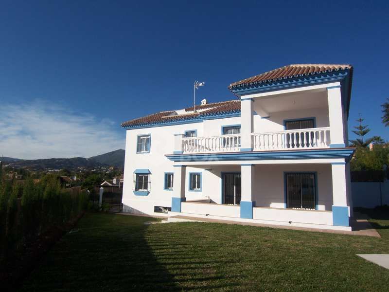 4 bedroom villa in nueva andalucia las brisas for sale