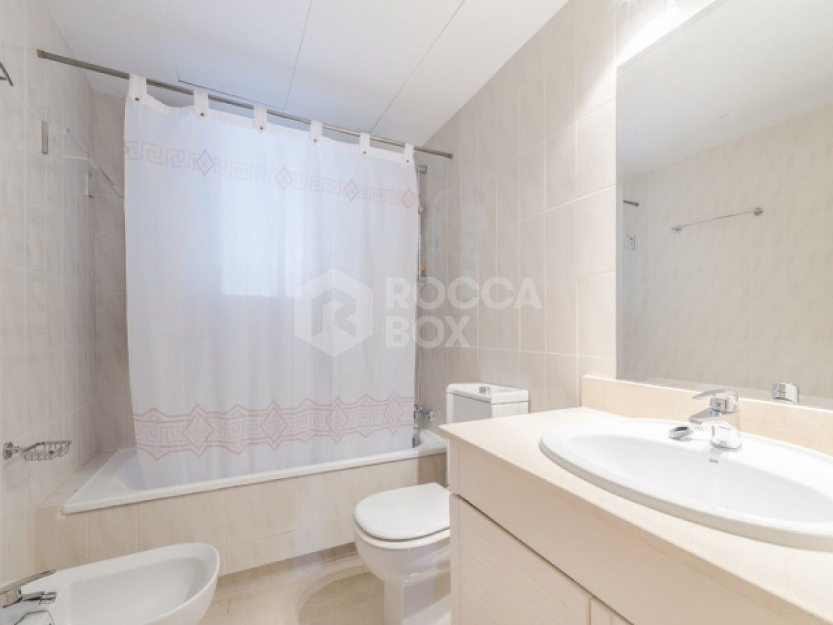 THIS BEAUTIFUL 3 bedroom APARTMENT FOR SALE in La Quinta, Benahavis