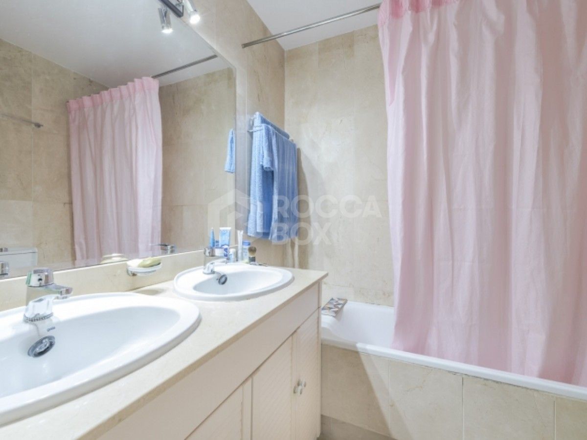 THIS BEAUTIFUL 3 bedroom APARTMENT FOR SALE in La Quinta, Benahavis