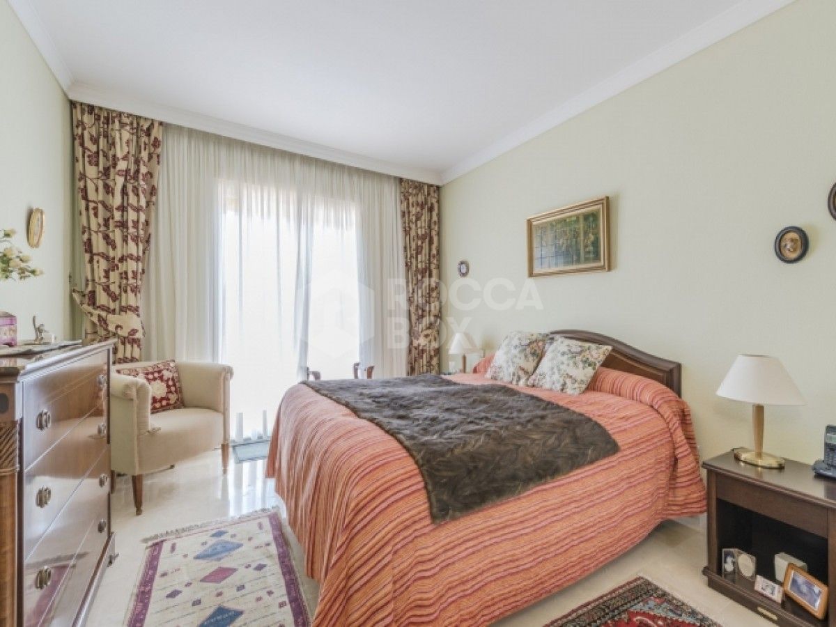 THIS BEAUTIFUL 3 bedroom APARTMENT FOR SALE in La Quinta, Benahavis
