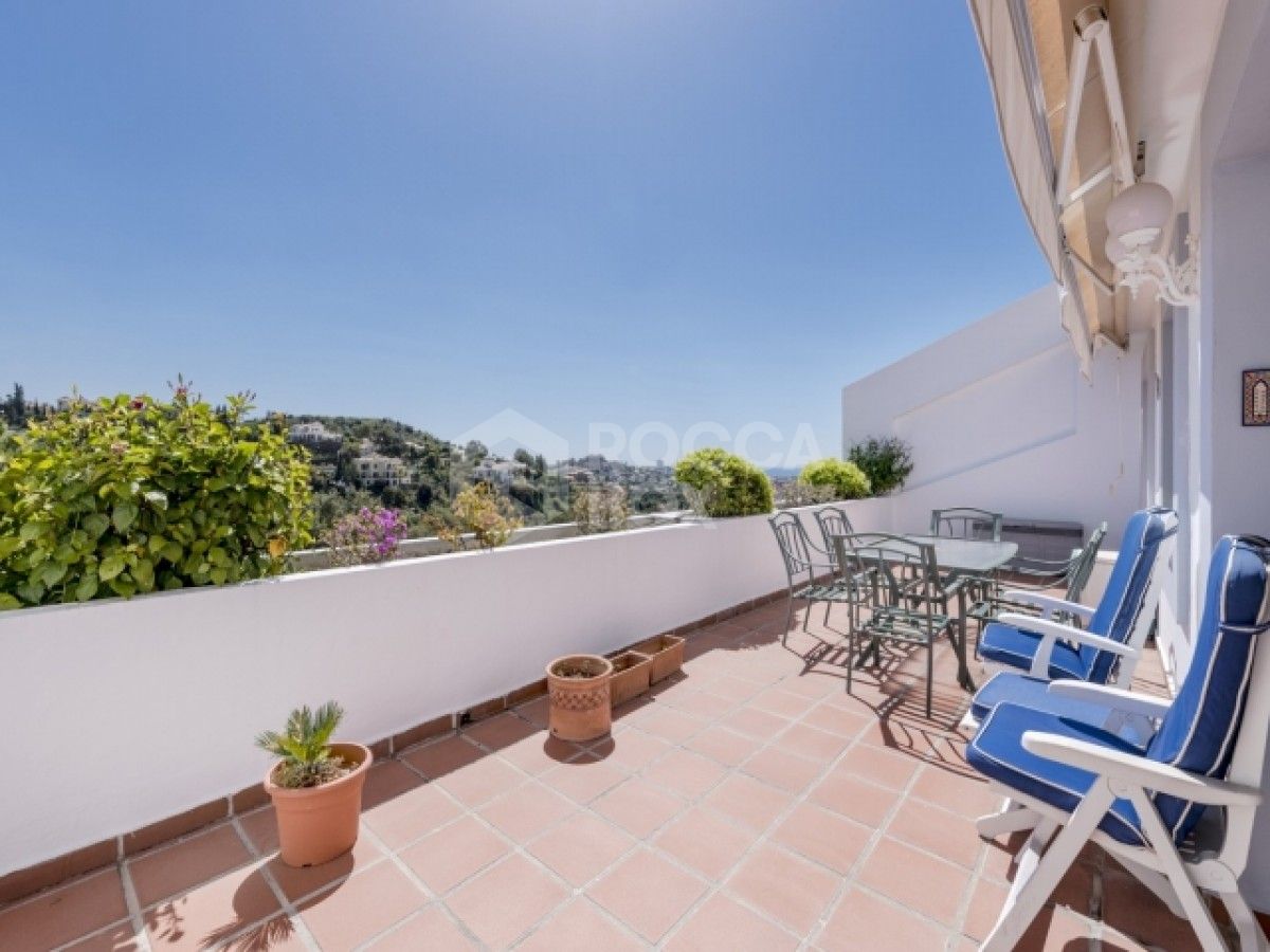 THIS BEAUTIFUL 3 bedroom APARTMENT FOR SALE in La Quinta, Benahavis