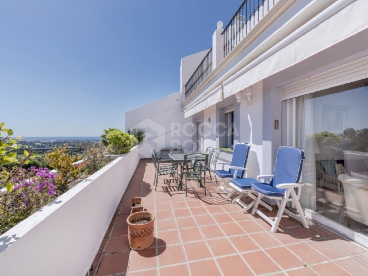 THIS BEAUTIFUL 3 bedroom APARTMENT FOR SALE in La Quinta, Benahavis