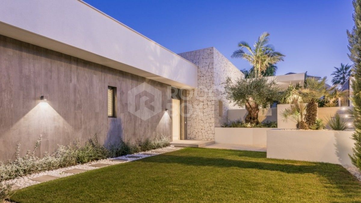 State of the art contemporary villa for sale in La Alqueria in Benahavis