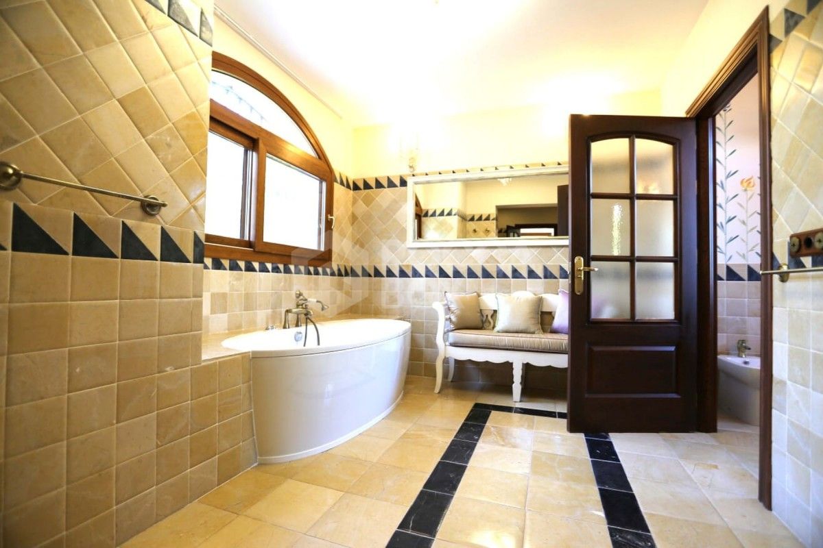 Exclusive 5 bed villa for sale in Guadalmina Baja