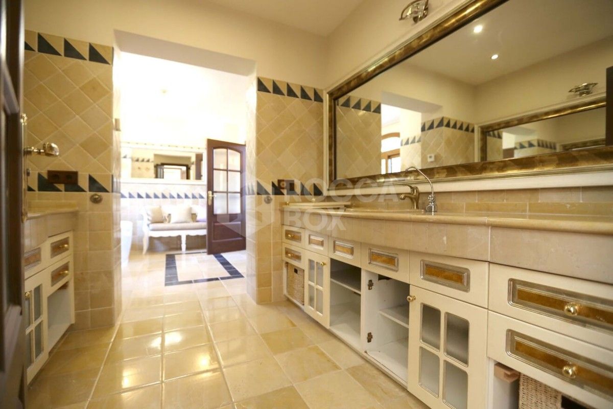 Exclusive 5 bed villa for sale in Guadalmina Baja