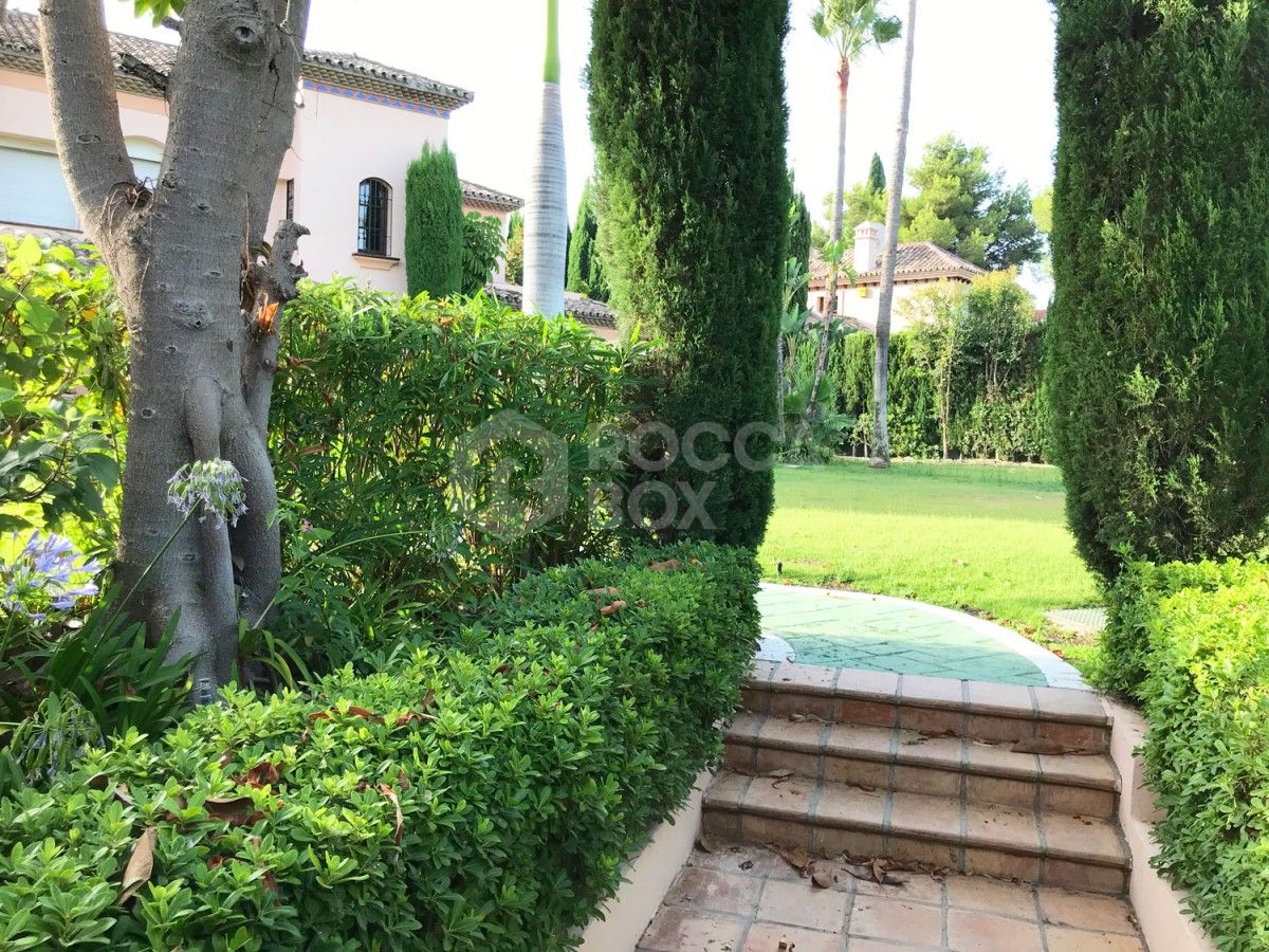 Residential building plot for sale in Nueva Andalucia