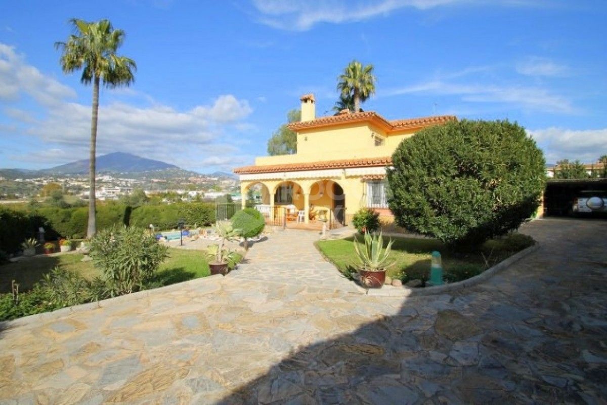 Charming 5 bed Spanish villa on large plot for sale in San Pedro