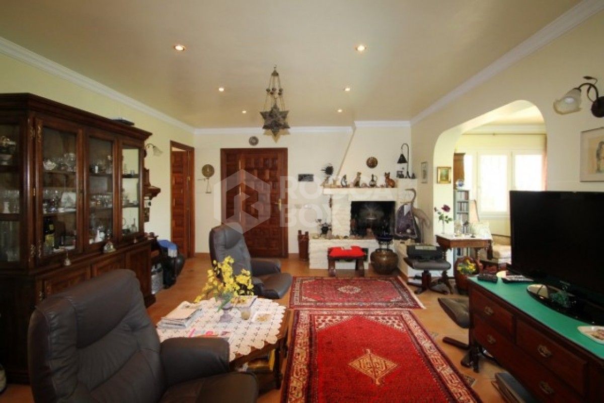 Charming 5 bed Spanish villa on large plot for sale in San Pedro