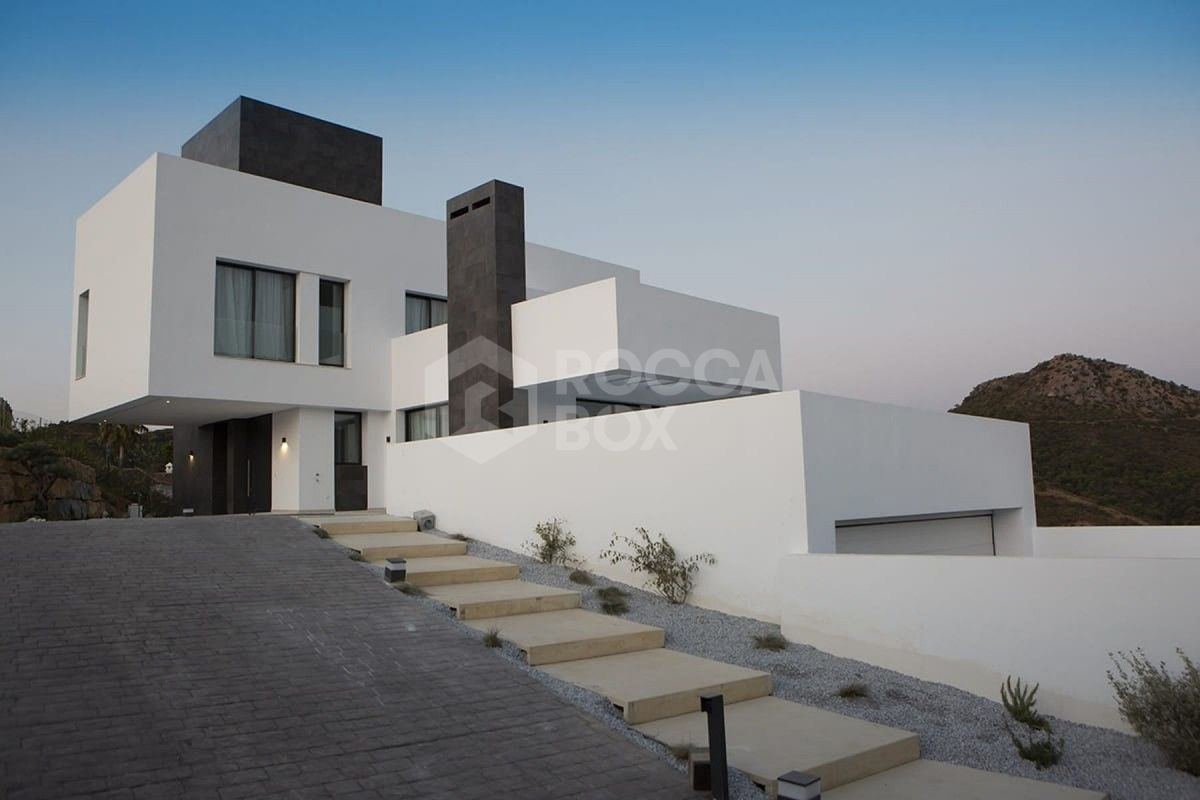 Modern Villa in Benahavis for sale