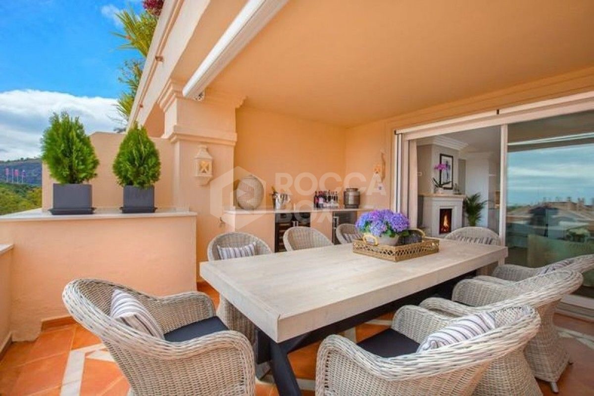 Modern 3 bed apartment for sale in Albatross Hill in Nueva Andalucia