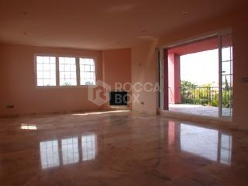 LUXURIOUS 4 bed villa in GATED COMPLEX in Estepona