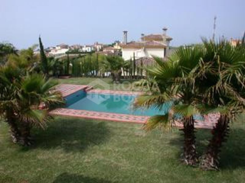 LUXURIOUS 4 bed villa in GATED COMPLEX in Estepona