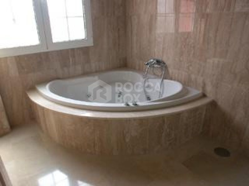 LUXURIOUS 4 bed villa in GATED COMPLEX in Estepona