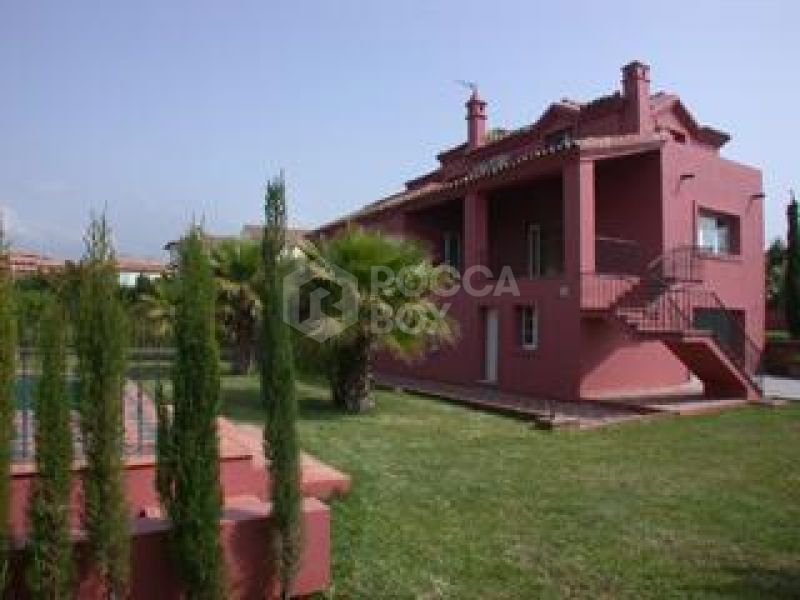 LUXURIOUS 4 bed villa in GATED COMPLEX in Estepona