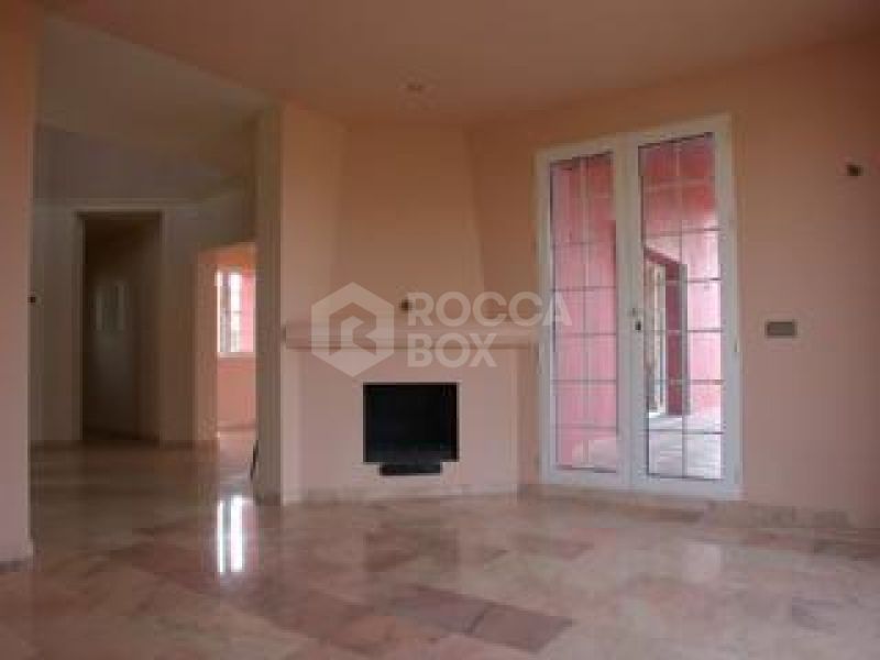 LUXURIOUS 4 bed villa in GATED COMPLEX in Estepona
