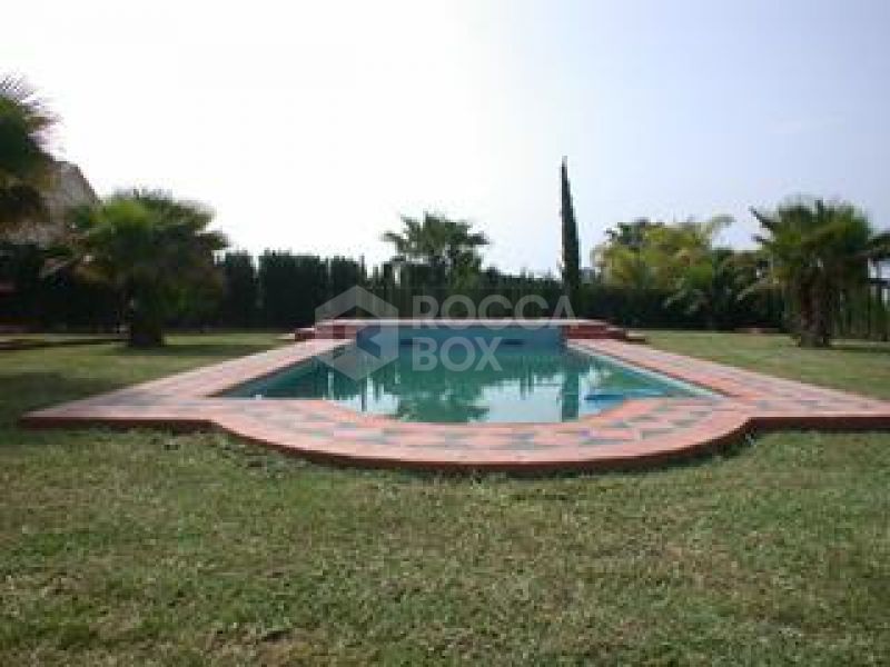 LUXURIOUS 4 bed villa in GATED COMPLEX in Estepona