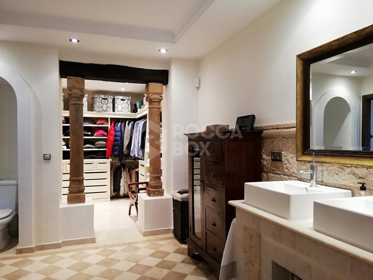 Luxury 5 bedroom Villa in Benalmadena for sale.