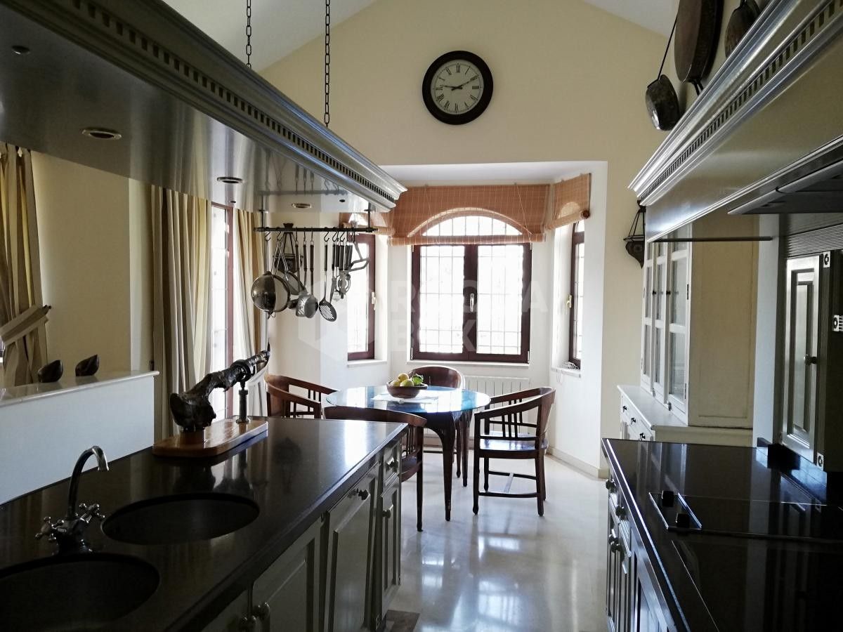 Luxury 5 bedroom Villa in Benalmadena for sale.
