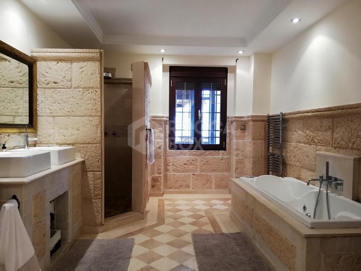 Luxury 5 bedroom Villa in Benalmadena for sale.