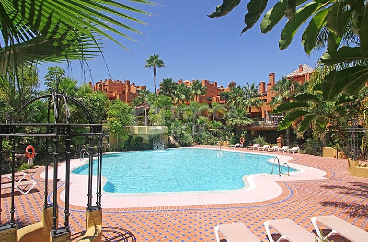 Beautiful 3 bed apartment for sale in La Alzambra hill club in Puerto Banues