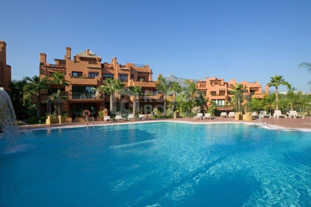 Beautiful 3 bed apartment for sale in La Alzambra hill club in Puerto Banues