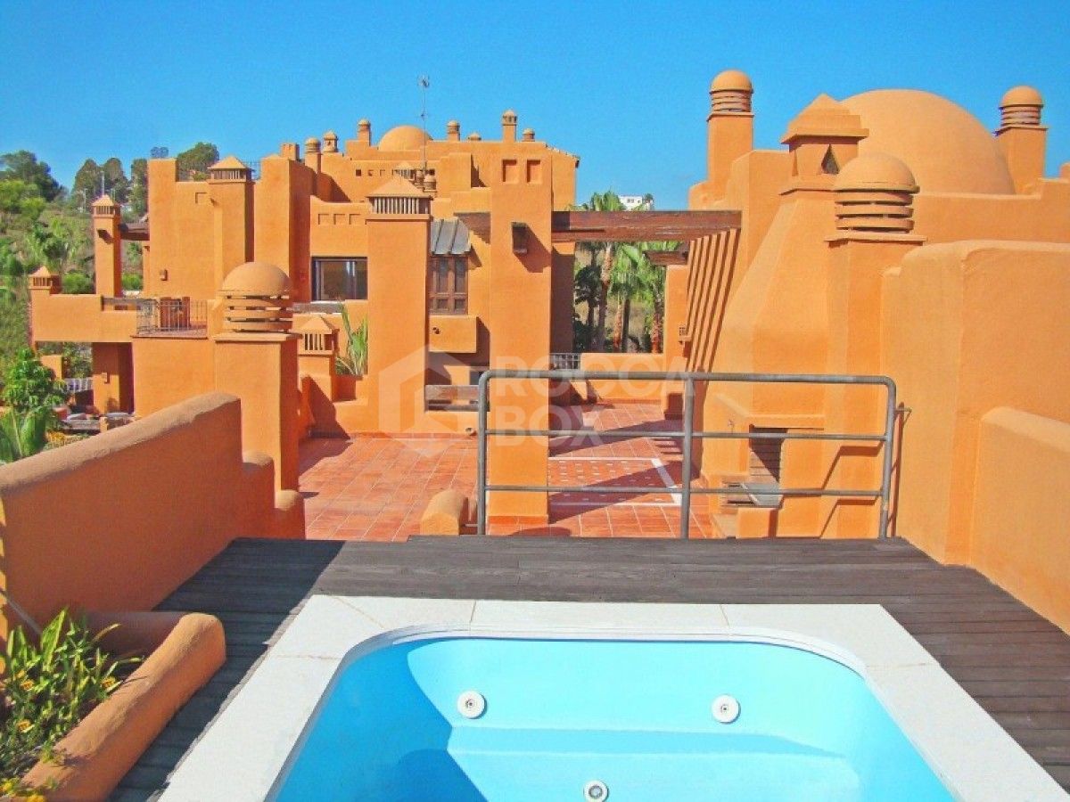 Beautiful 3 bed apartment for sale in La Alzambra hill club in Puerto Banues