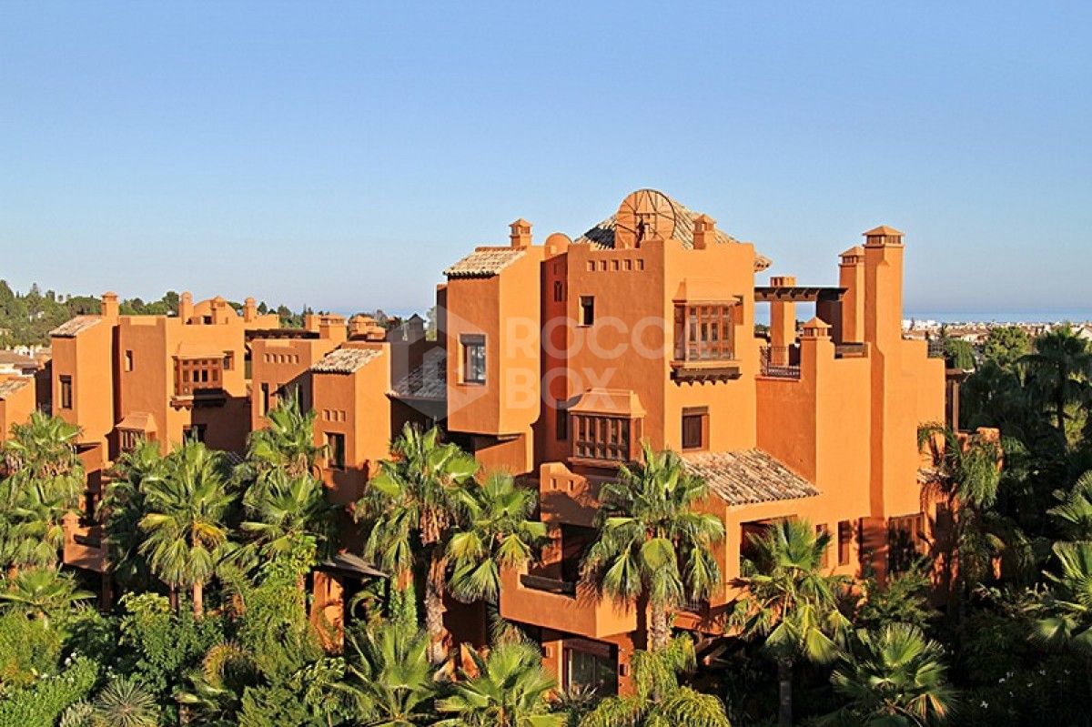 Beautiful 3 bed apartment for sale in La Alzambra hill club in Puerto Banues