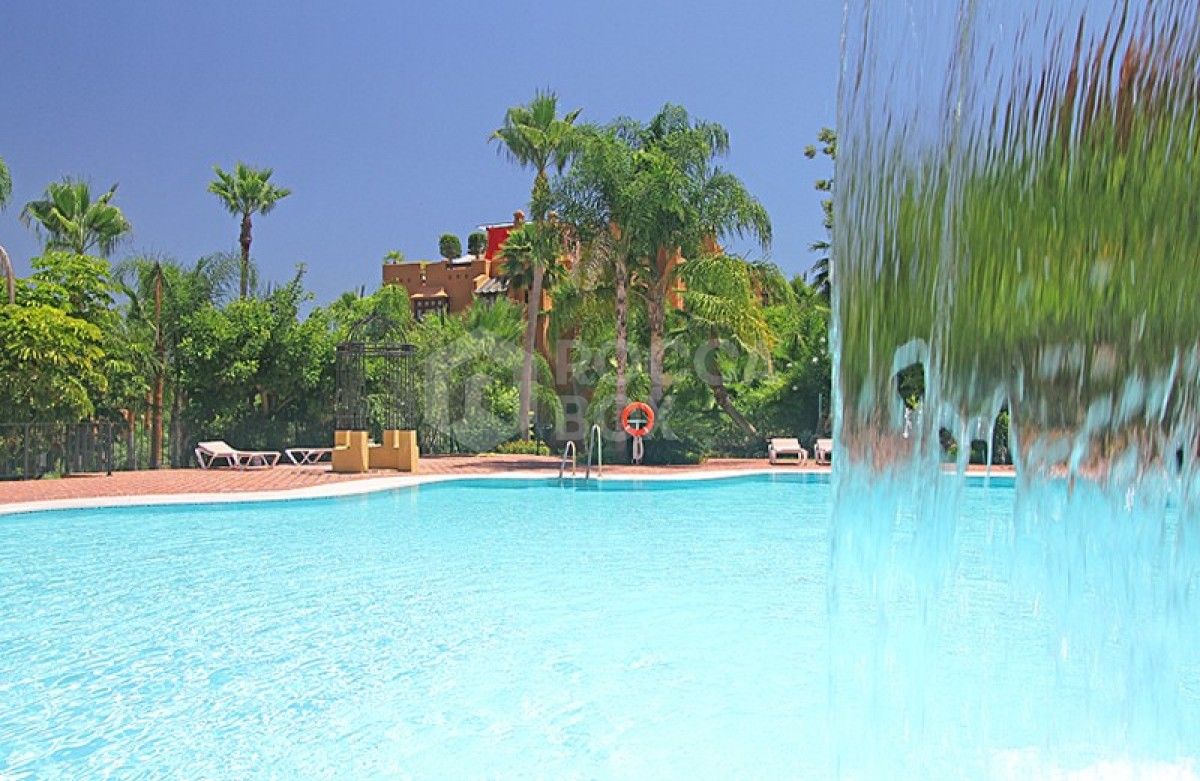 Beautiful 3 bed apartment for sale in La Alzambra hill club in Puerto Banues