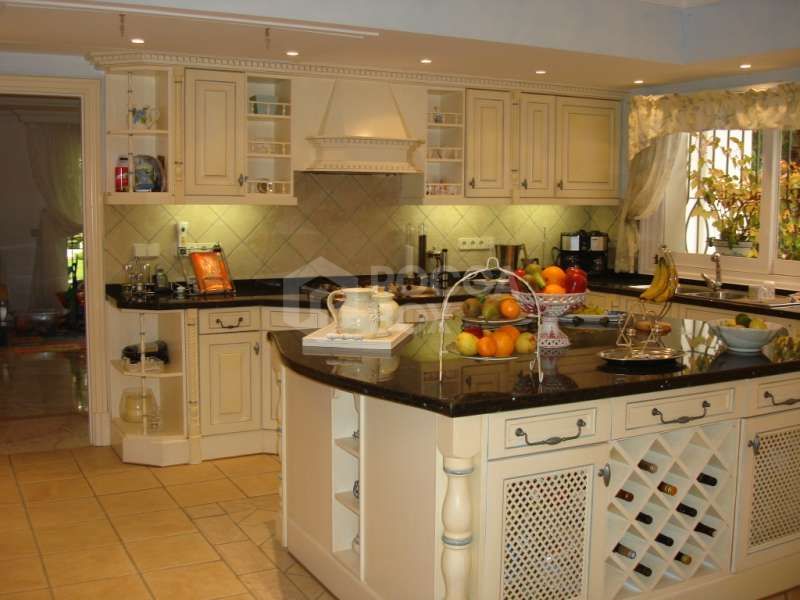 BEAUTIFUL 5 BED VILLA IN ESTEPONA