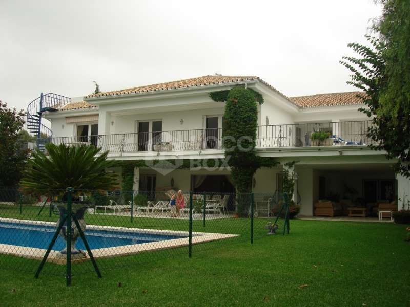 BEAUTIFUL 5 BED VILLA IN ESTEPONA