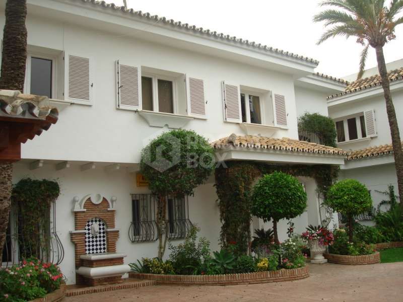 BEAUTIFUL 5 BED VILLA IN ESTEPONA