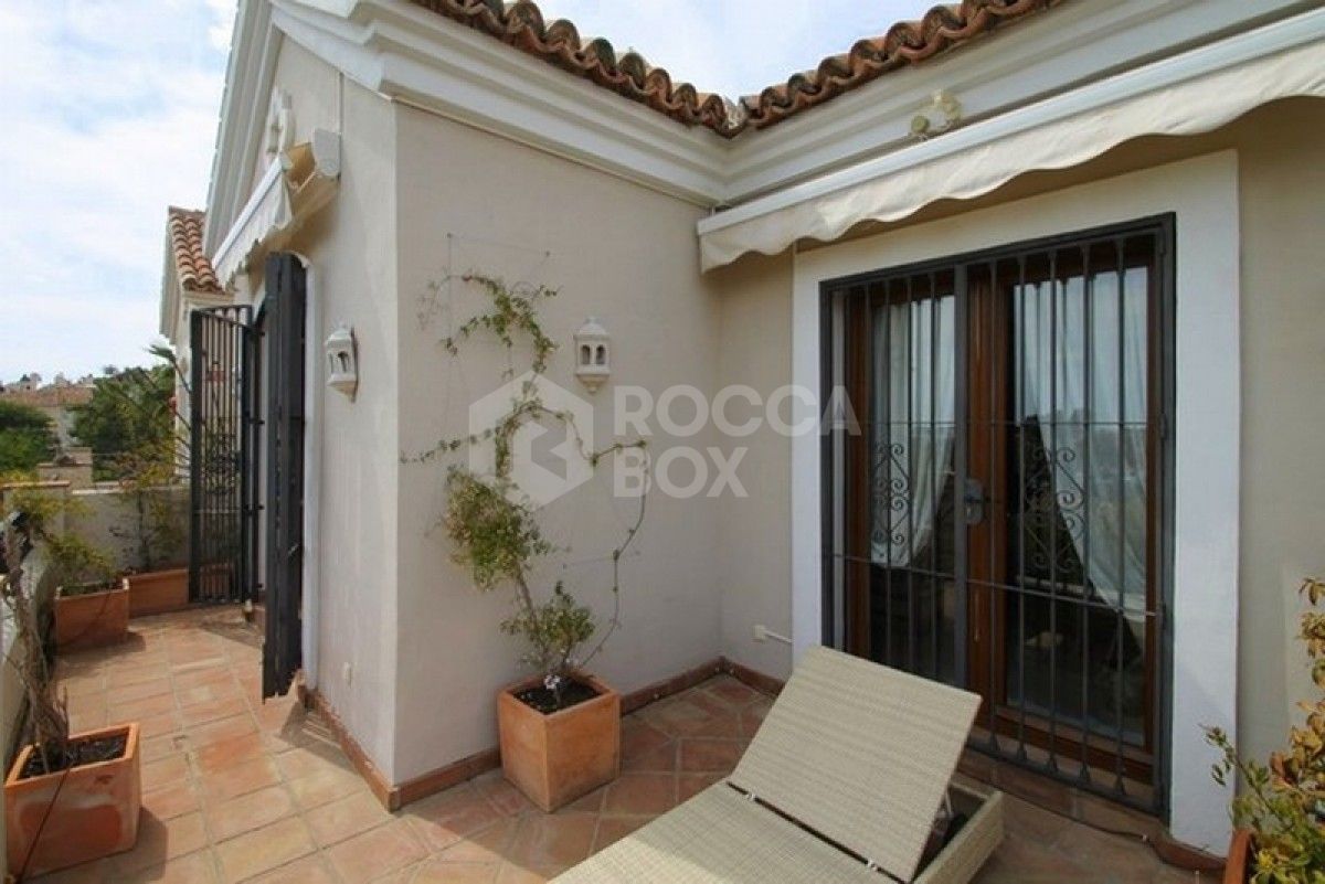 Beautiful 3 bedrooms townhouse for sale in Paraiso Hills