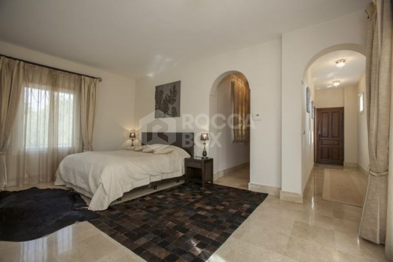 Stunning 5 bedroom villa for sale within walking distance to the beach and Puerto Banus
