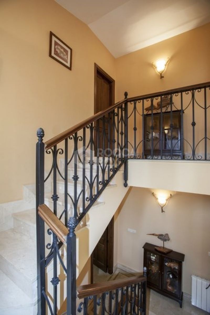 Stunning 5 bedroom villa for sale within walking distance to the beach and Puerto Banus