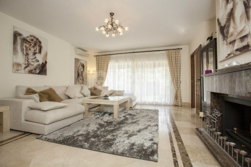Stunning 5 bedroom villa for sale within walking distance to the beach and Puerto Banus