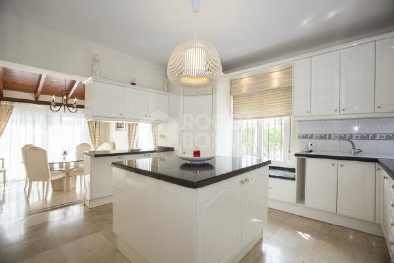 Stunning 5 bedroom villa for sale within walking distance to the beach and Puerto Banus