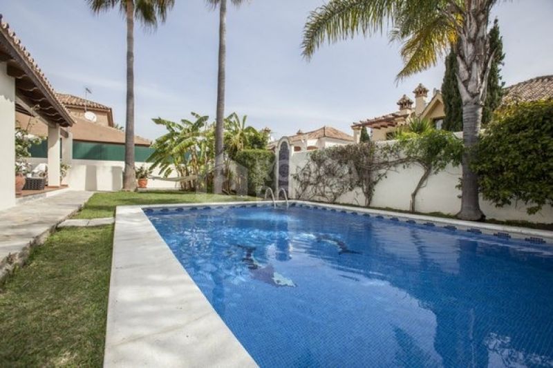 Stunning 5 bedroom villa for sale within walking distance to the beach and Puerto Banus
