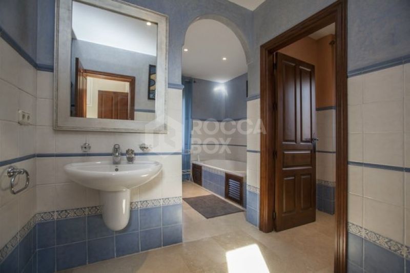 Stunning 5 bedroom villa for sale within walking distance to the beach and Puerto Banus