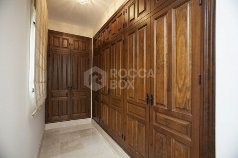 Stunning 5 bedroom villa for sale within walking distance to the beach and Puerto Banus