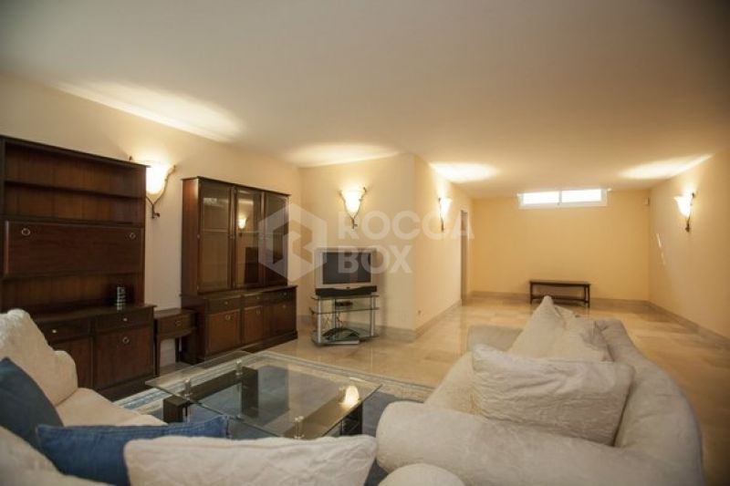 Stunning 5 bedroom villa for sale within walking distance to the beach and Puerto Banus