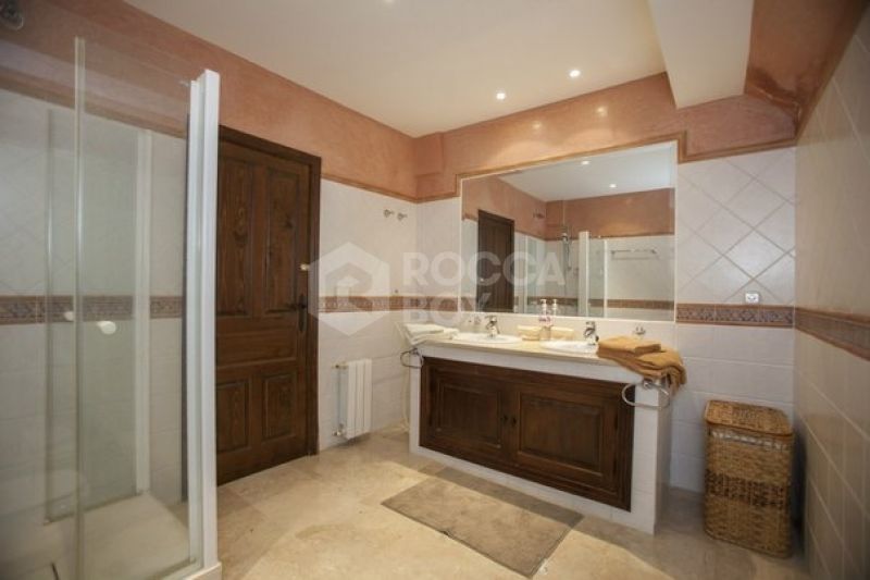 Stunning 5 bedroom villa for sale within walking distance to the beach and Puerto Banus