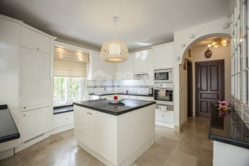 Stunning 5 bedroom villa for sale within walking distance to the beach and Puerto Banus