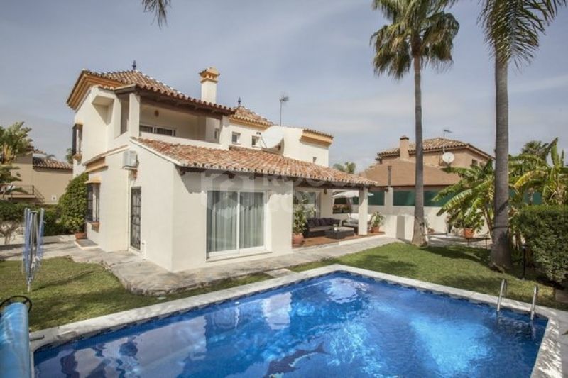 Stunning 5 bedroom villa for sale within walking distance to the beach and Puerto Banus