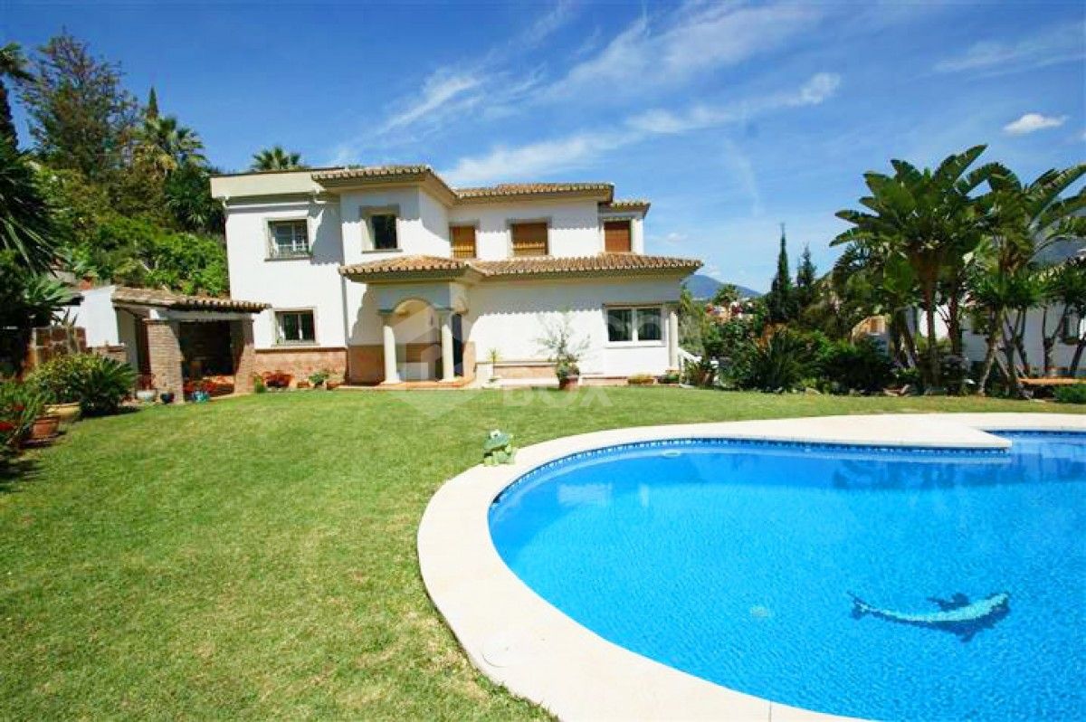 Spacious 4 bedroom Villa for sale in Nueva Andalucia