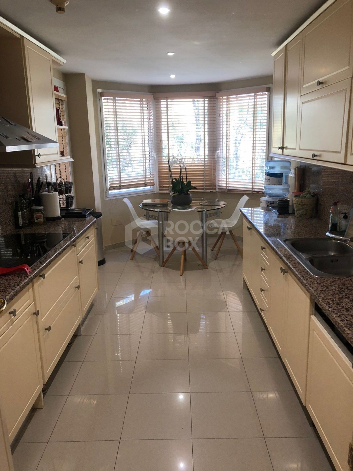Magnificent,spacious three bedroom apartment for sale in Albatross Hills,Nueva Andalucia.