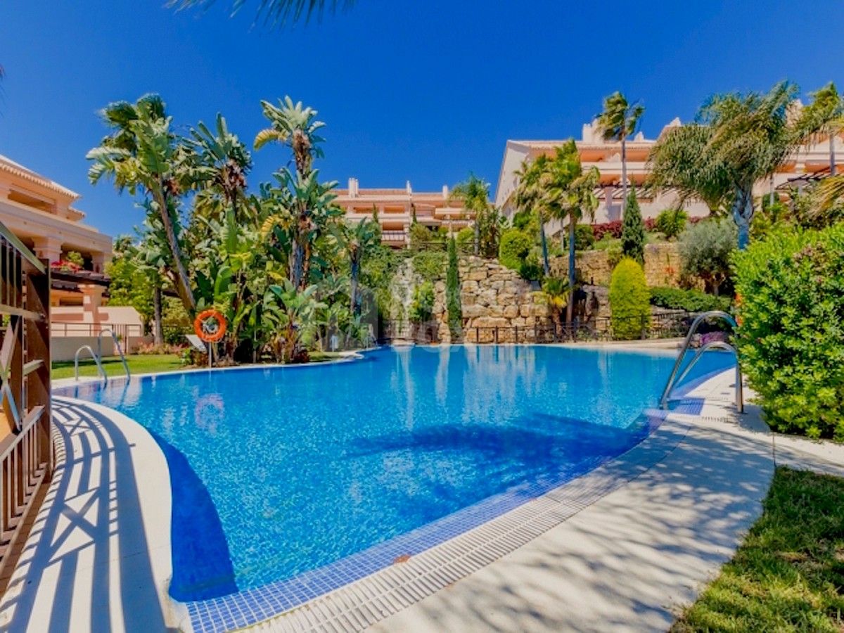 Magnificent,spacious three bedroom apartment for sale in Albatross Hills,Nueva Andalucia.